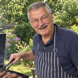 Werner lachend am Grill, ein hochgeladenes Familienfoto